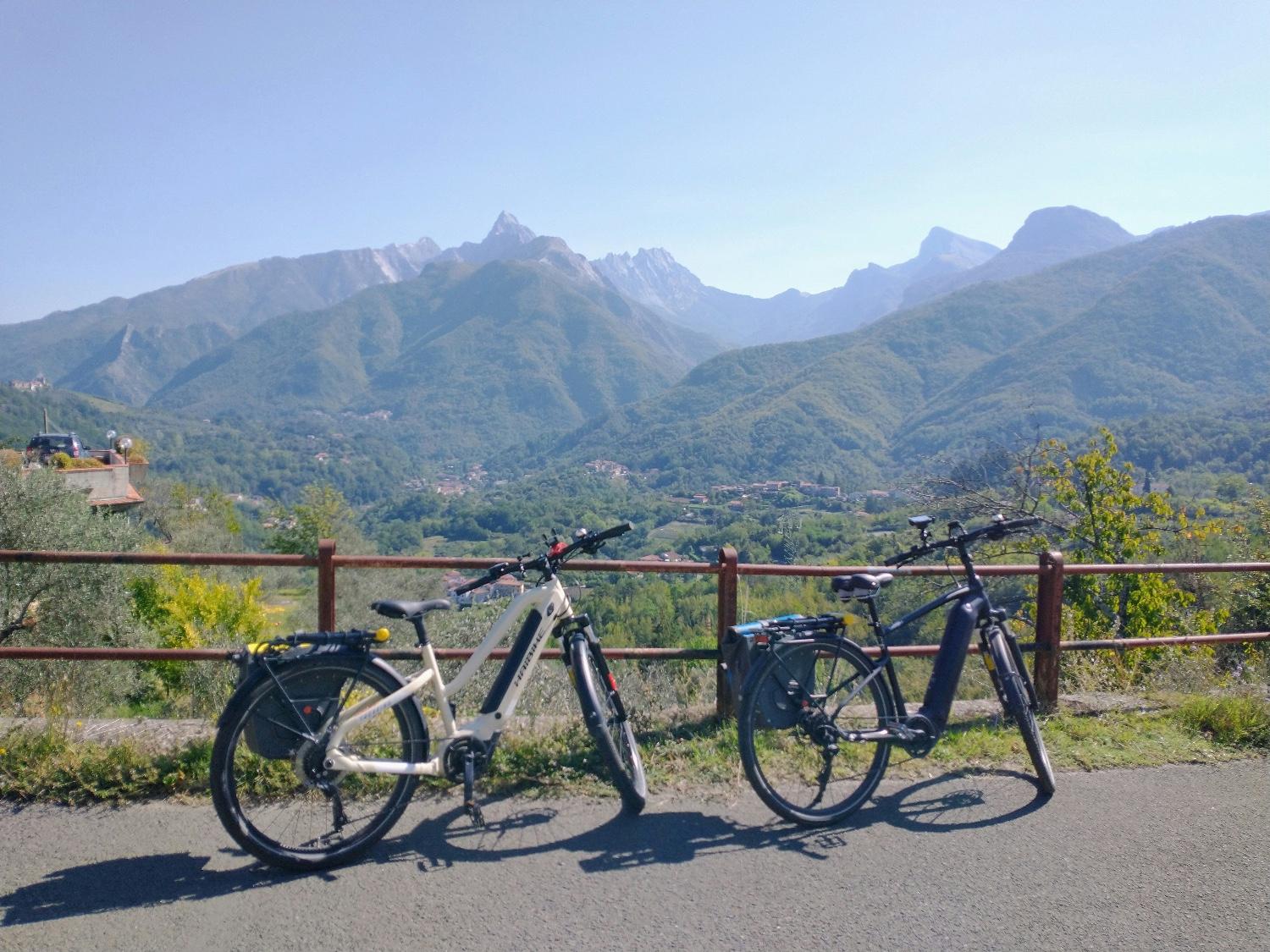 dwa rowery trekkingowe elektryczne na wyprawie rowerowej